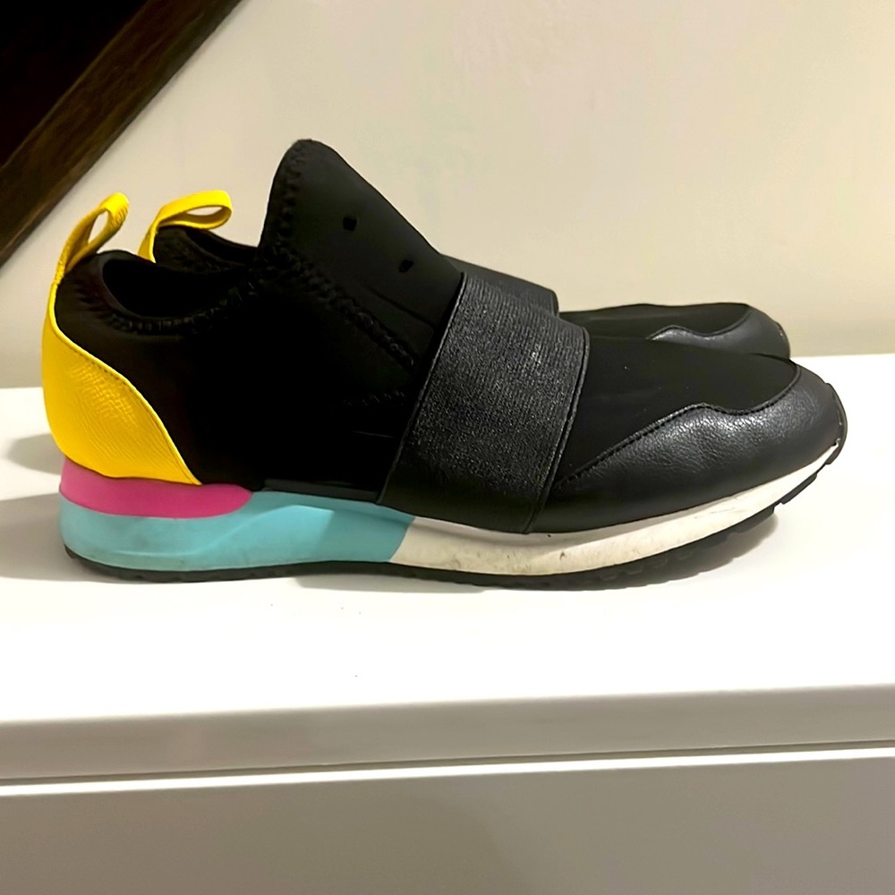 Women’s stylish sneakers. 7.5